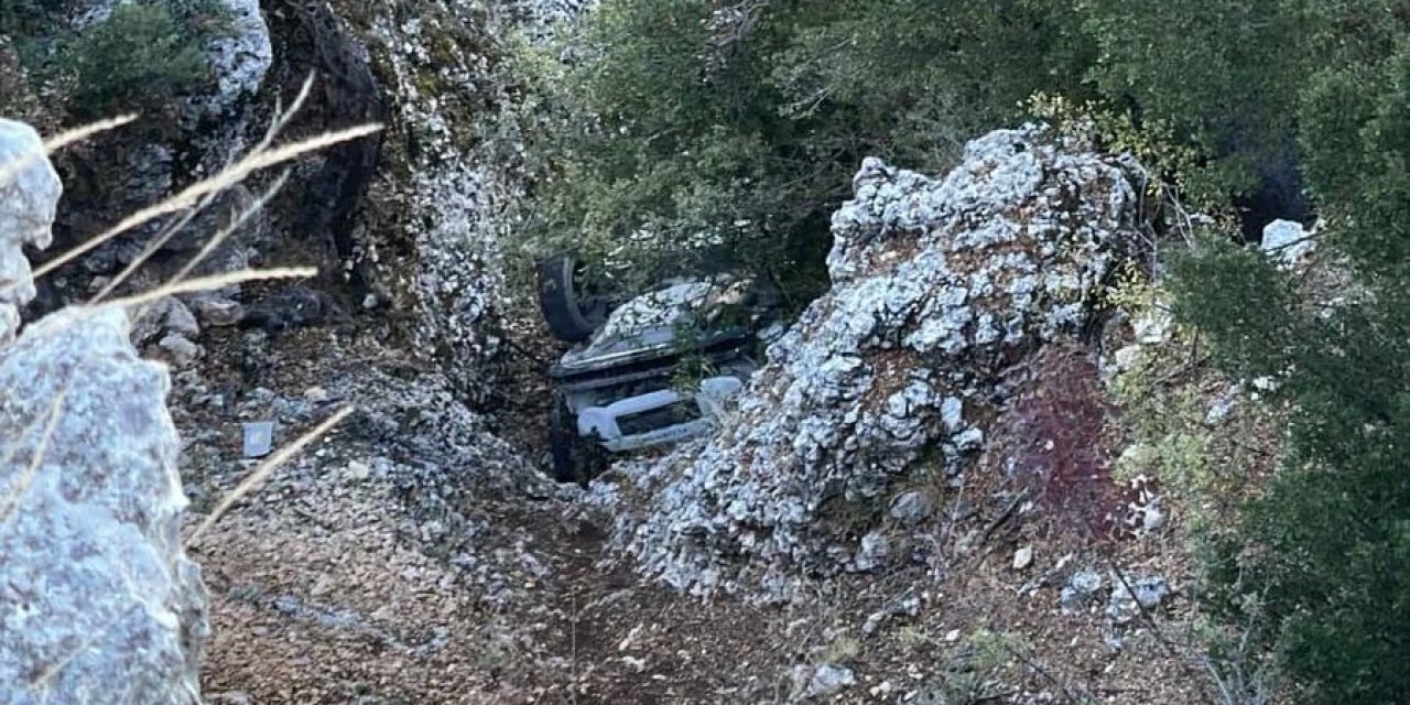 Genç sürücü 30 metrelik uçurumdan düşerek yaşamını yitirdi