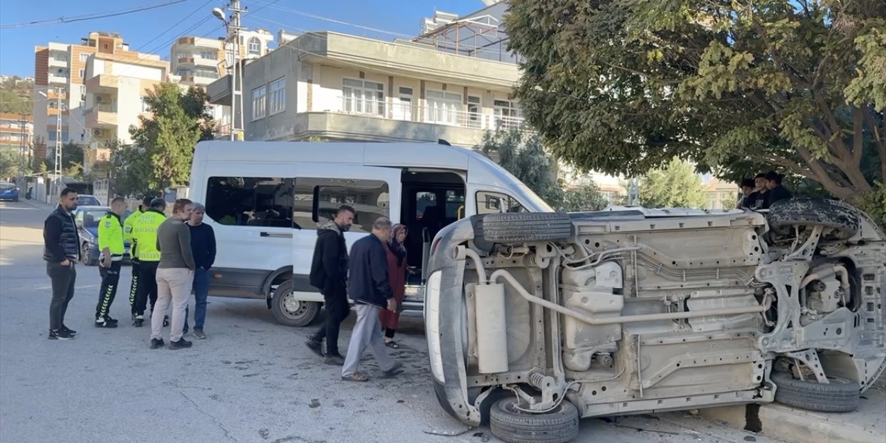 Okul servisi ile otomobil çarpıştı! Çok sayıda yaralı var