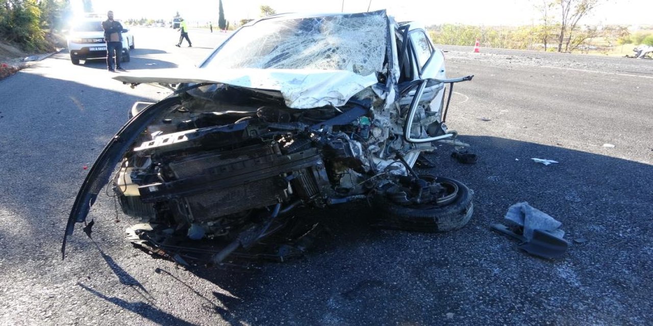 İki otomobil çarpıştı, polis memuru ve muhtar yaralandı