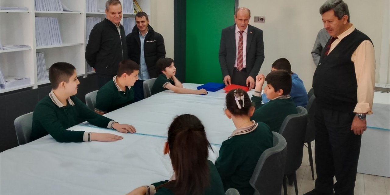 Konya’da görme engelli öğrencilere yazı tableti ve kalem desteği