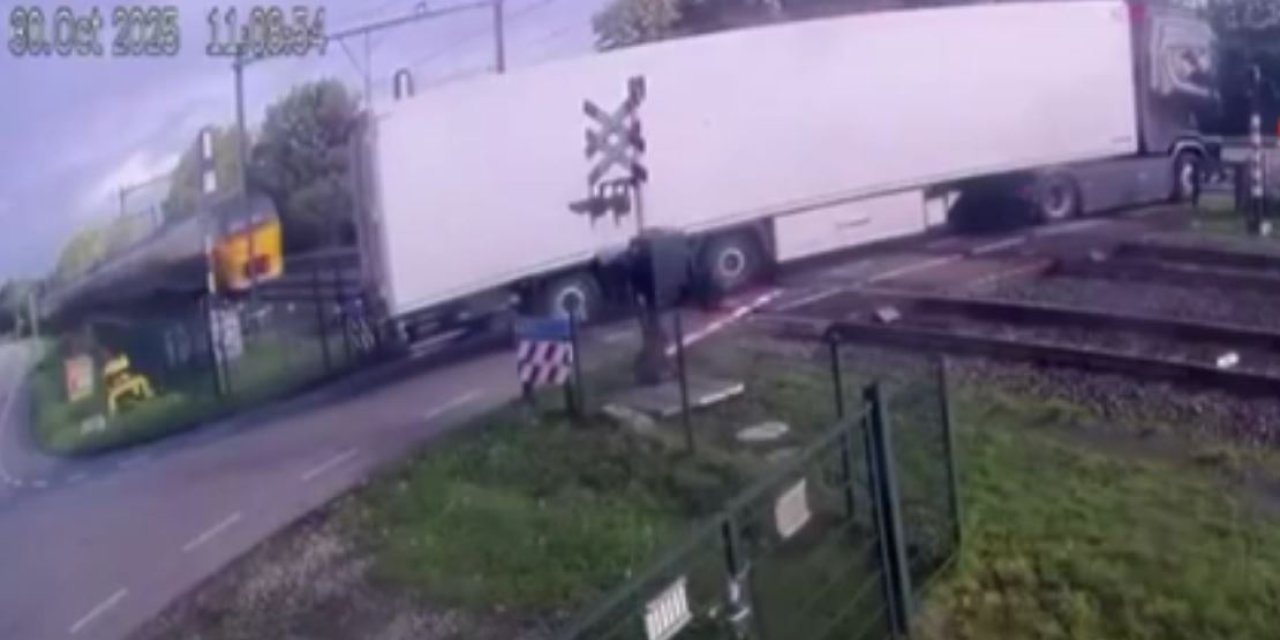 Yolcu treni armut yüklü TIR’ı böyle biçti