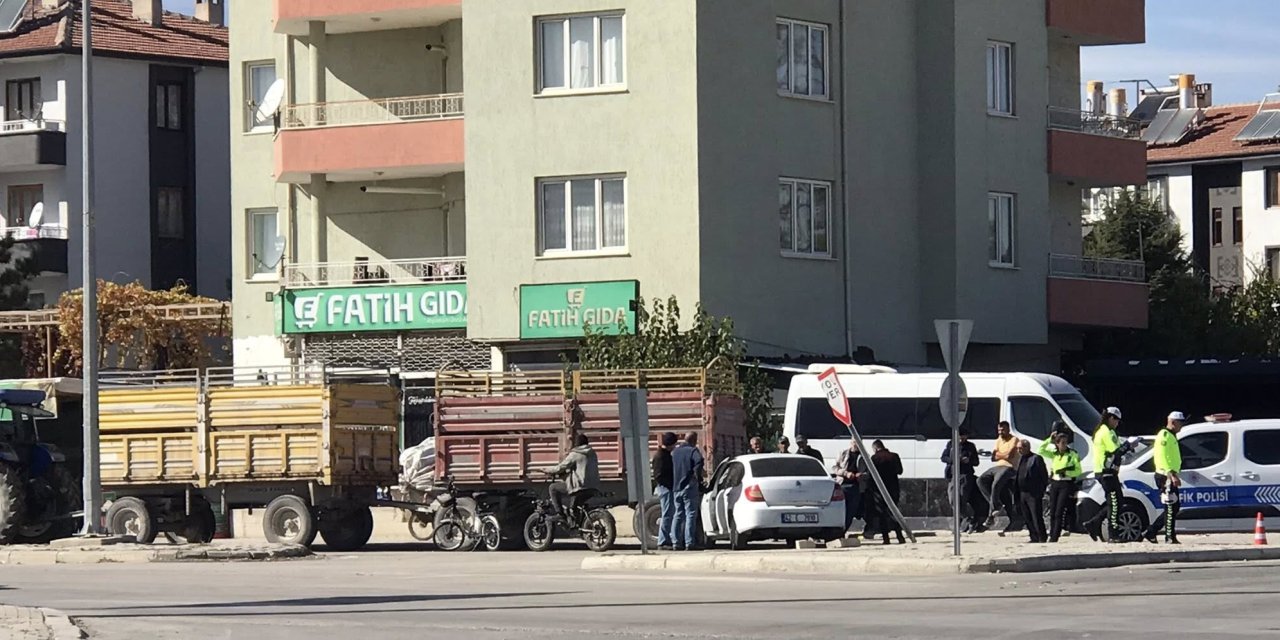Konya’da otomobil traktör römorkuna çarptı! 1 yaralı var