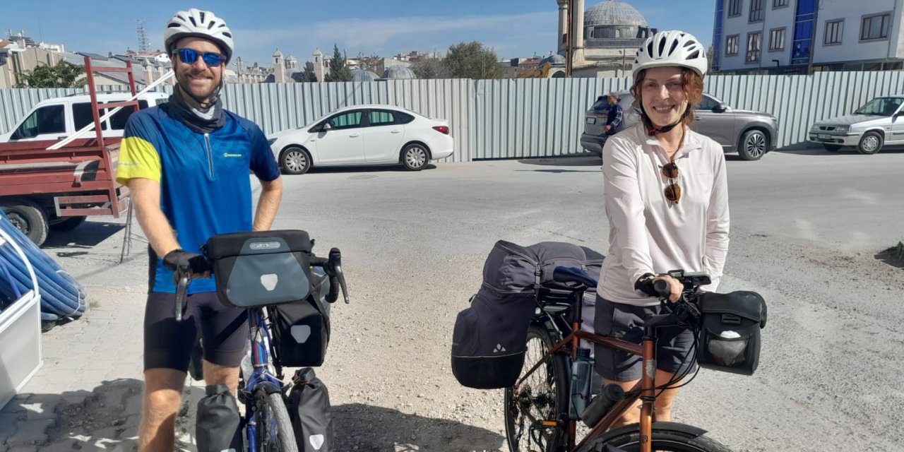 Bisikletle 11 ülke geçip Konya’ya gelen çift, Türk yemeklerine aşık oldu