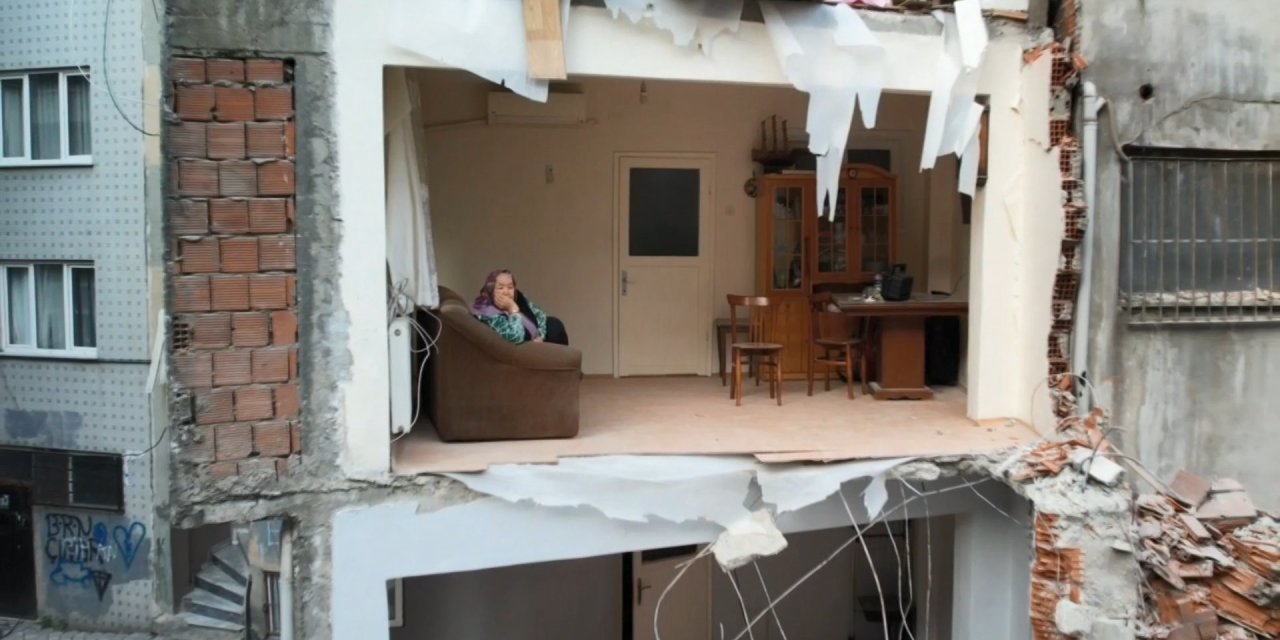 4 katlı bina yıkıldı! Koca apartman duvarsız kaldı