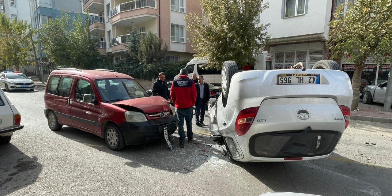 Otomobiller çarpıştı ortalık savaş alanına döndü! Olay kameralara yansıdı