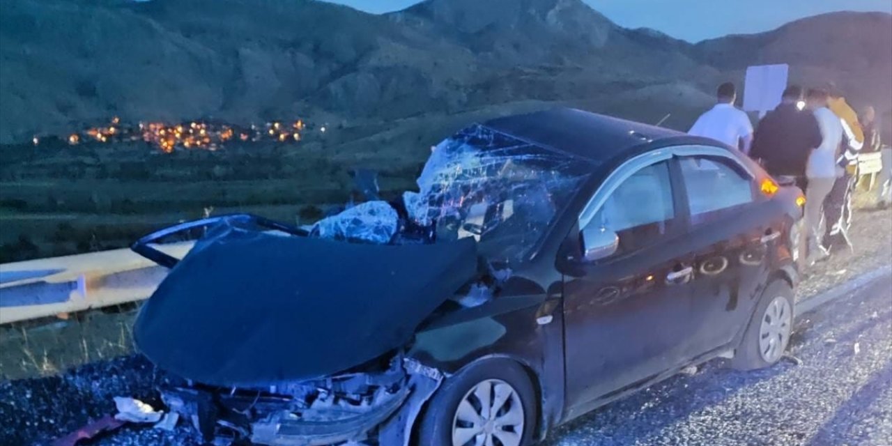 Konya plakalı TIR otomobille çarpıştı! 4 yaralı var