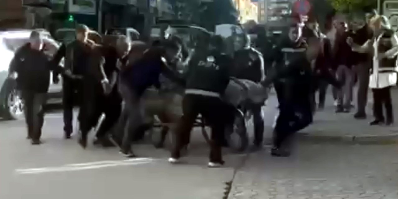 Seyyar satıcı arabasını vermek istemeyince olanlar oldu