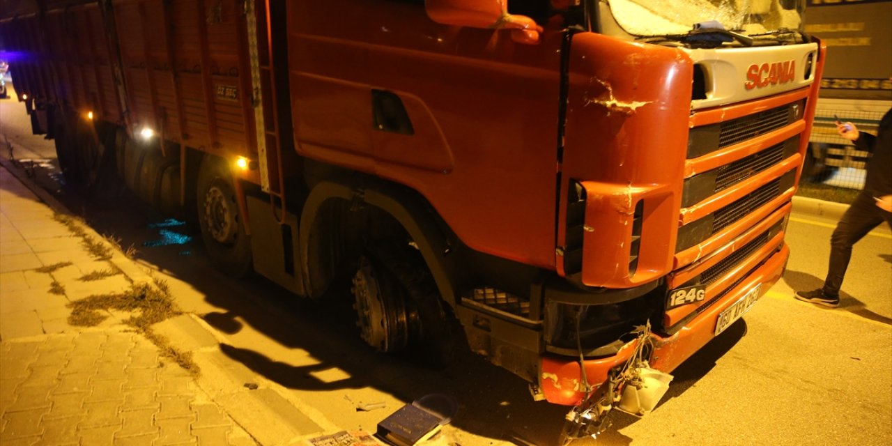 Pancar yüklü kamyon sürücüsünün ustalığı faciayı önledi