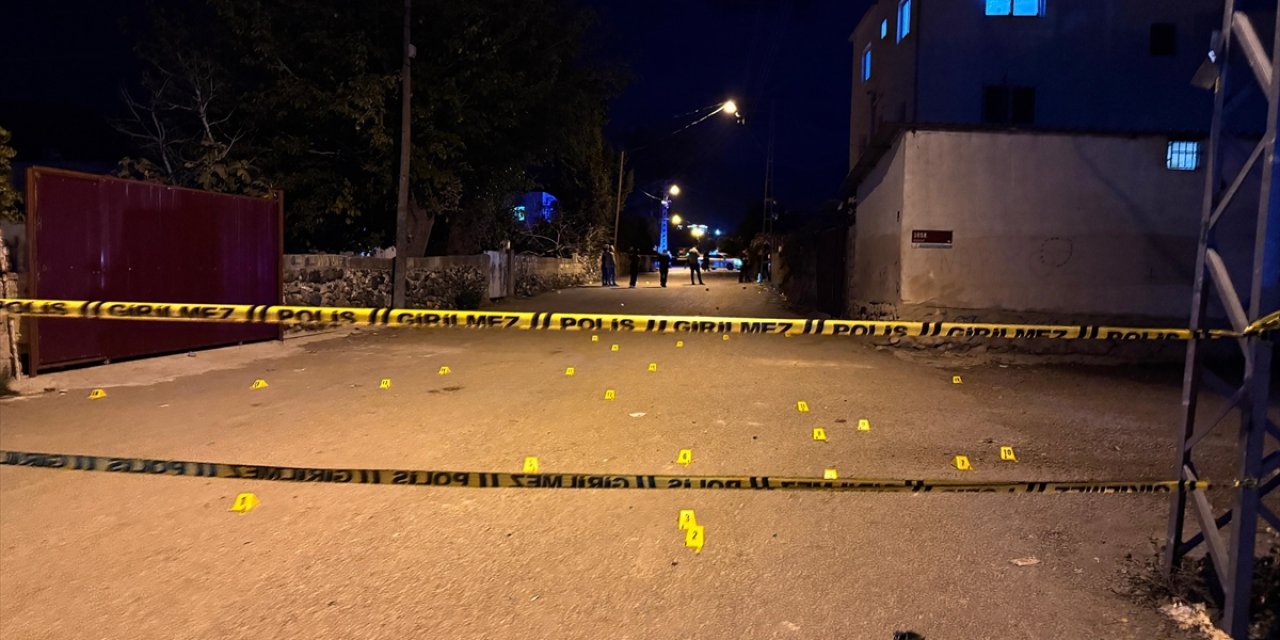 Husumetli aileler sokak ortasında çatışmaya girdi! Yaralılar var