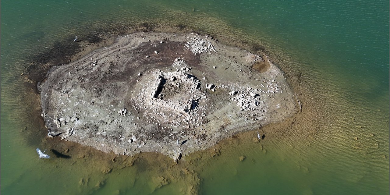 Konya’da göl suları çekildi, kalıntılar gün yüzüne çıktı