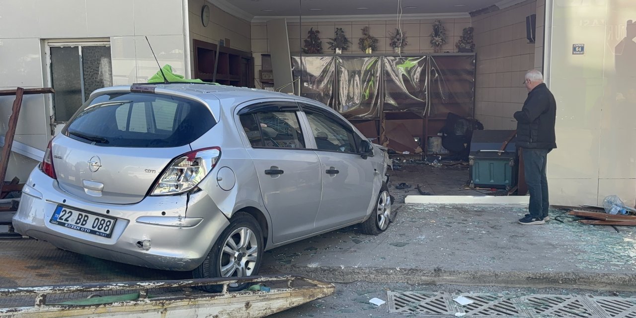 Otomobil fırına daldı! 4 kişi yaralandı