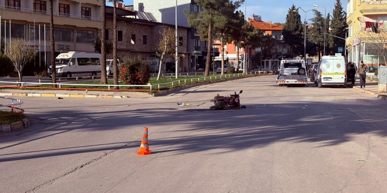 Motosiklet ve Peugeot marka otomobil çarpıştı! 1 kişi ağır yaralı