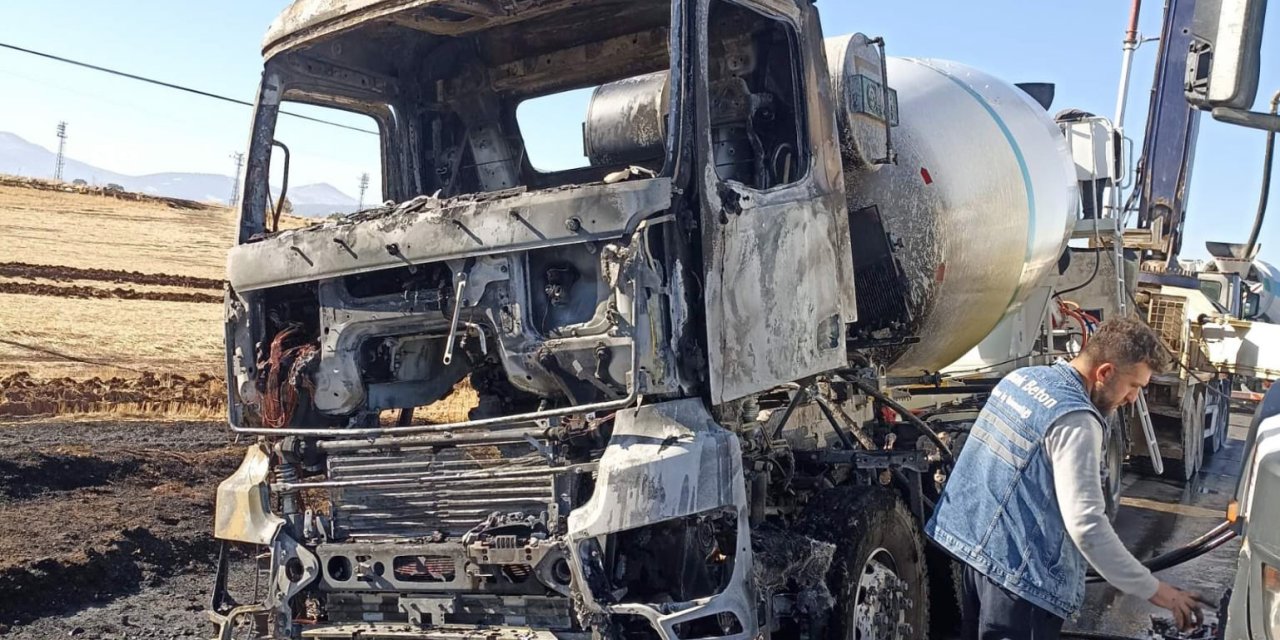 Beton mikseri alev aldı, sürücü son anda kurtuldu