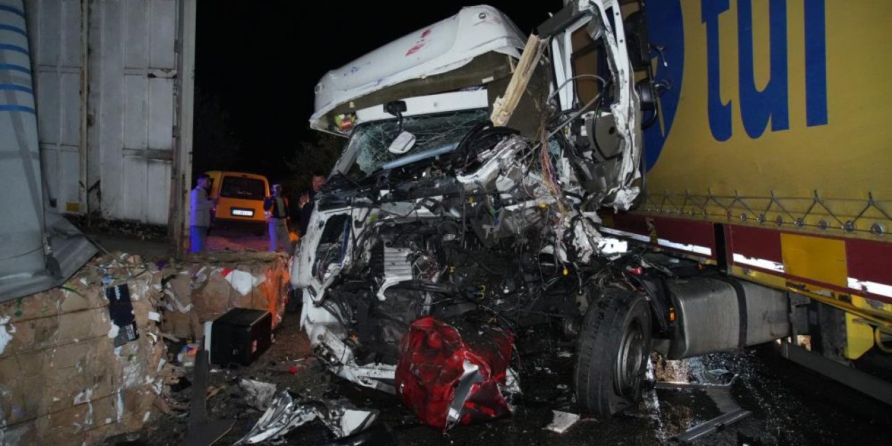 2 TIR ile 3 otomobil çarpıştı! Ölü ve yaralılar var
