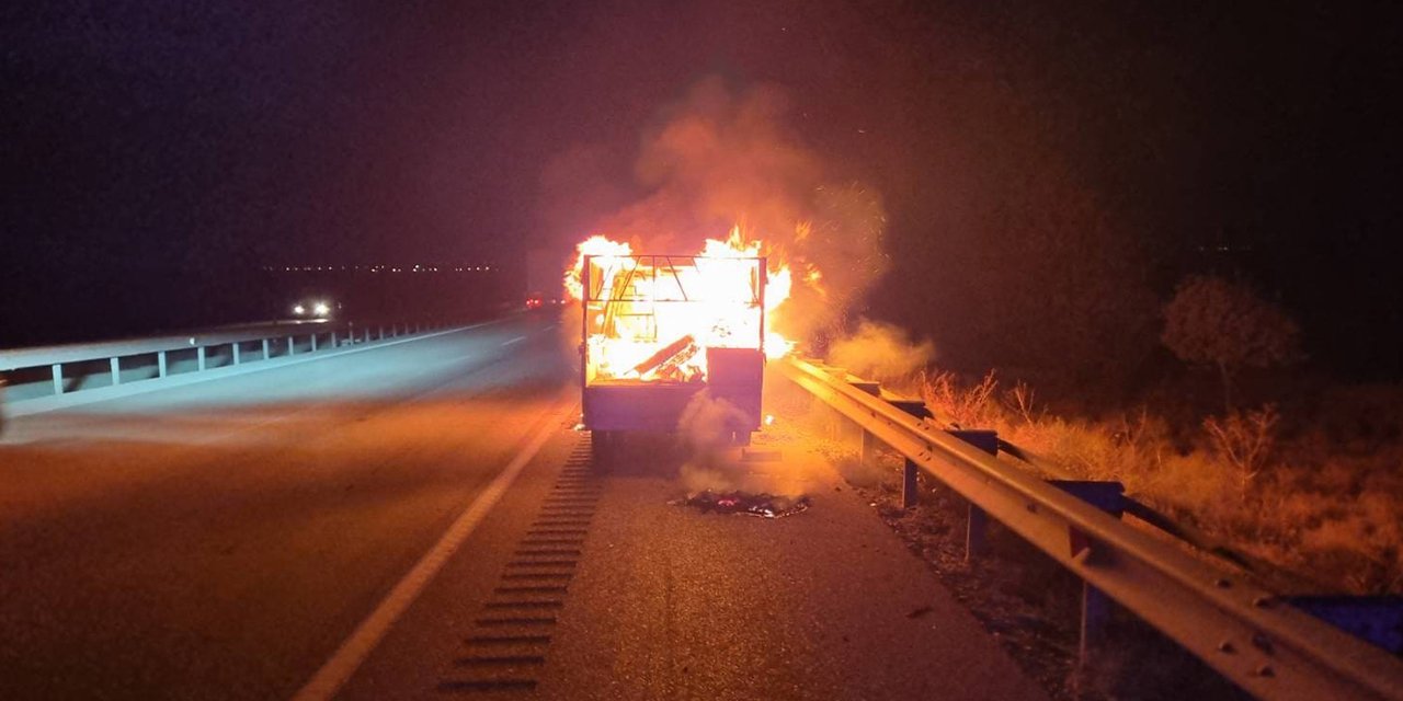 Konya’da hareket halindeki kamyonet bir anda alev topuna döndü