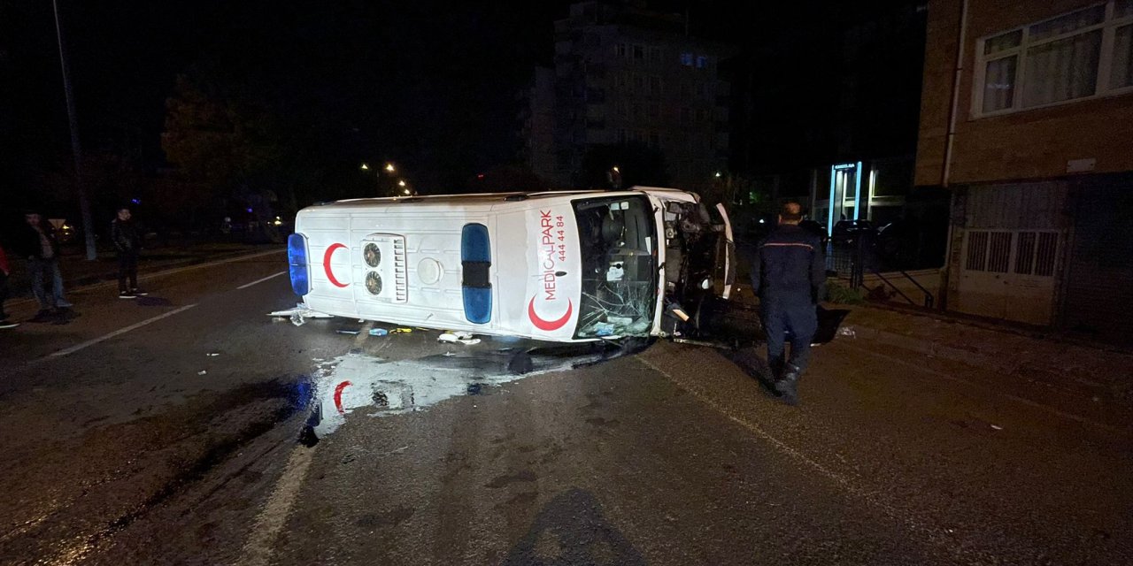 Otomobille çarpışan ambulans devrildi! Yaralılar var