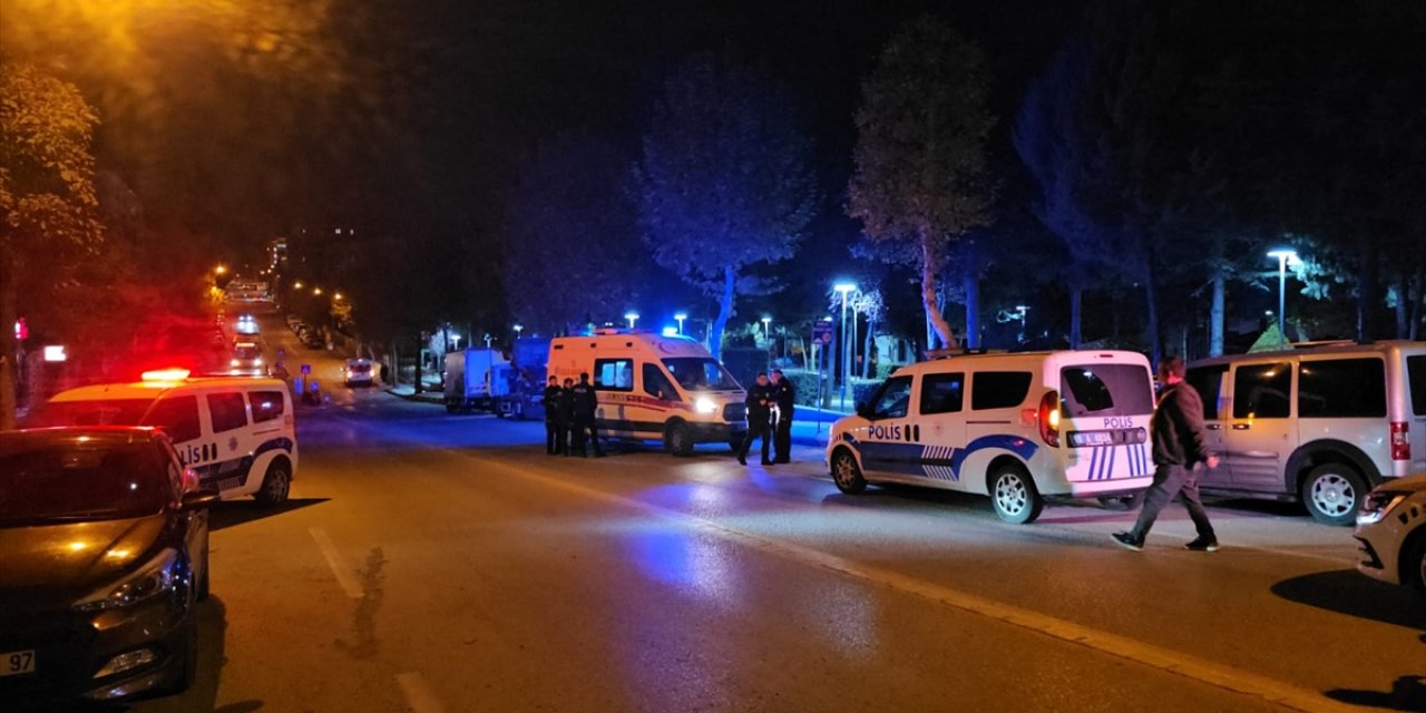 Parkta bıçaklı kavga! 1 kişi yaralandı