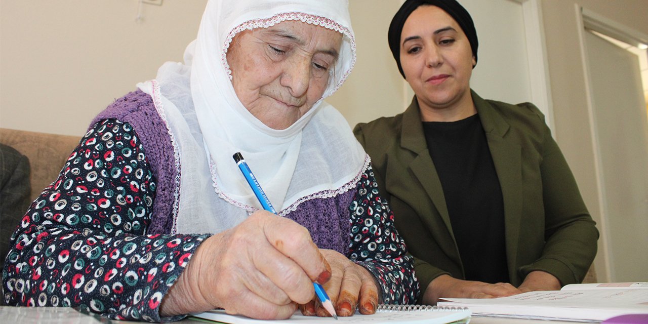 Eşinin söylediklerinden etkilendi, 88 yaşında okuma yazma öğrendi