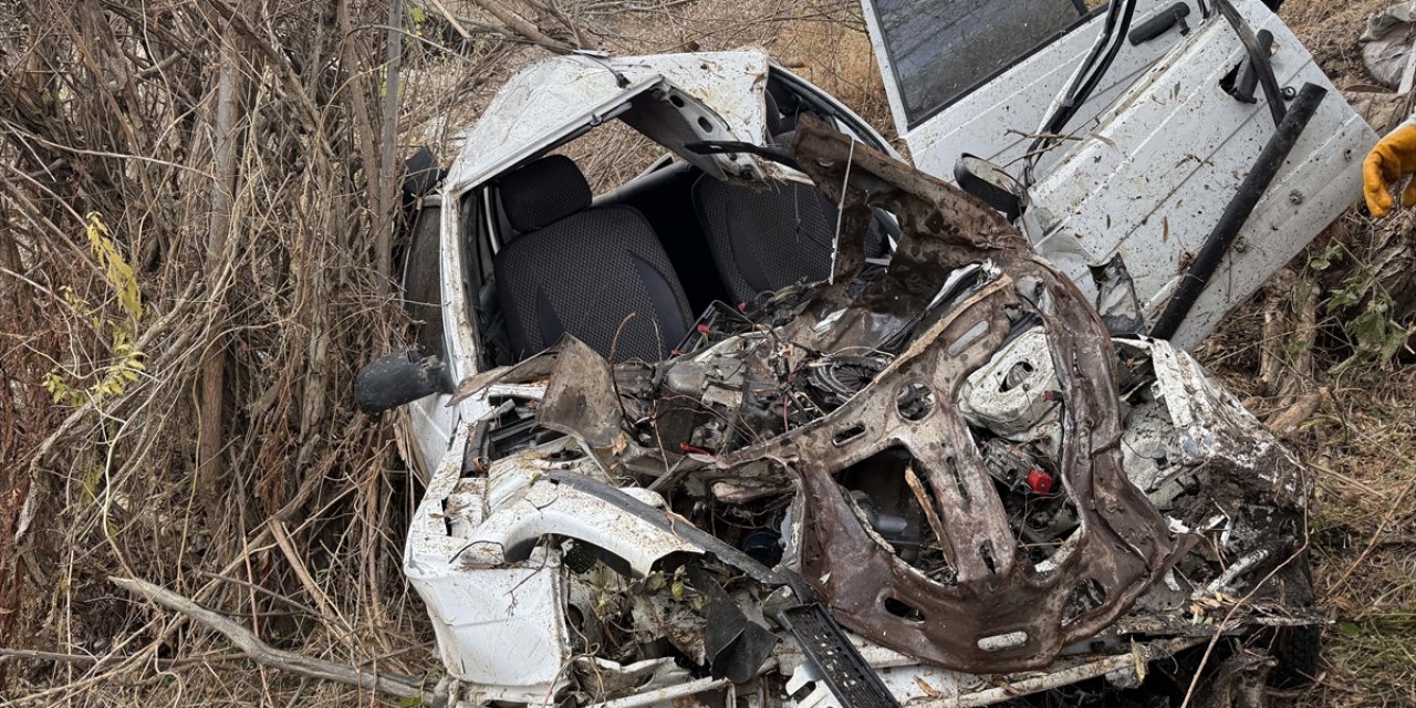 Anne ve oğlu köprüden düşen bu arabadan sağ çıktı