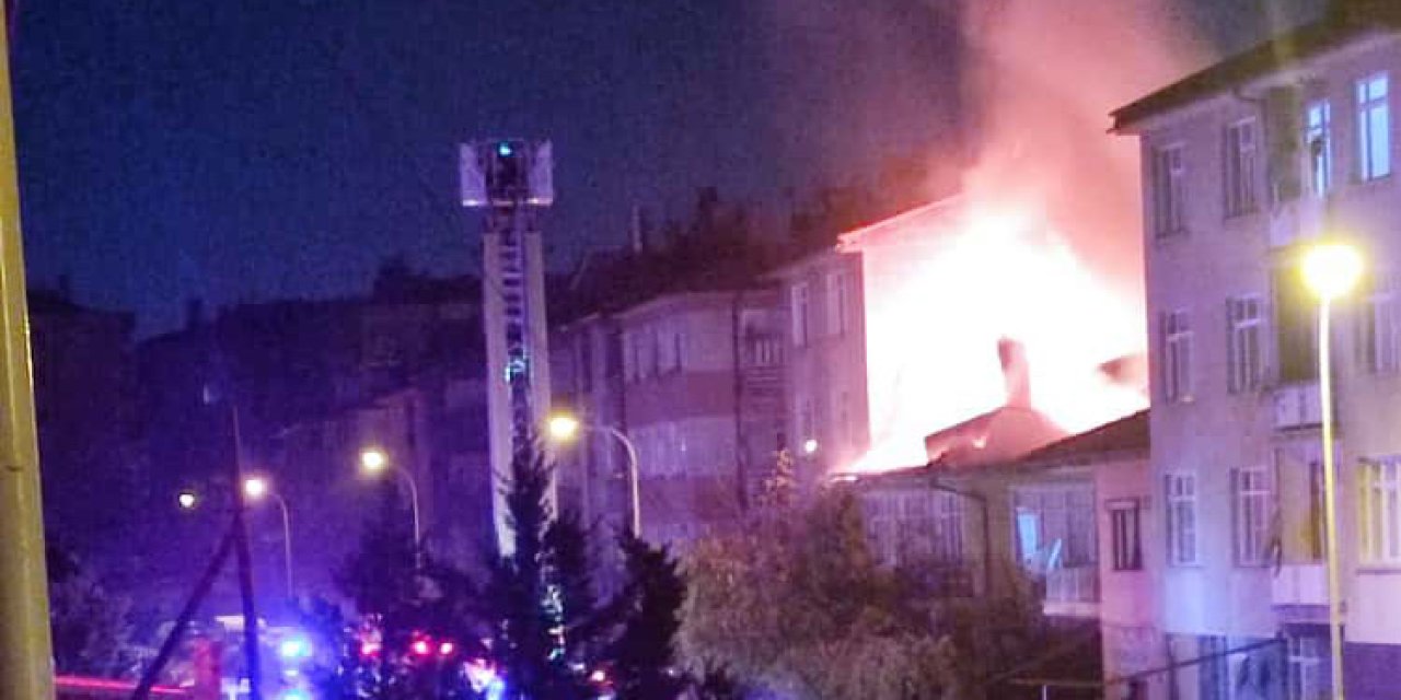 Konya’da geceyi aydınlatan çatı yangını