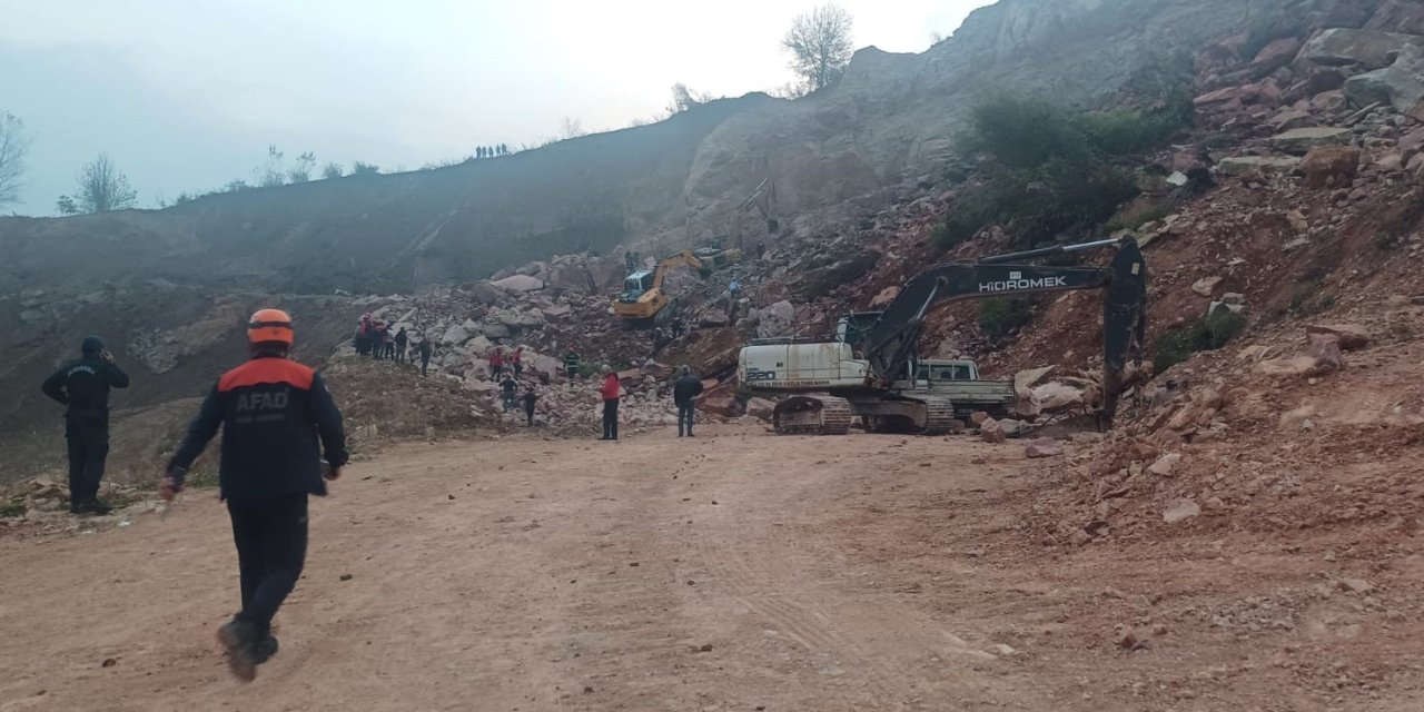 Taş ocağında meydana gelen göçükte 2 kişi enkaz altında kaldı