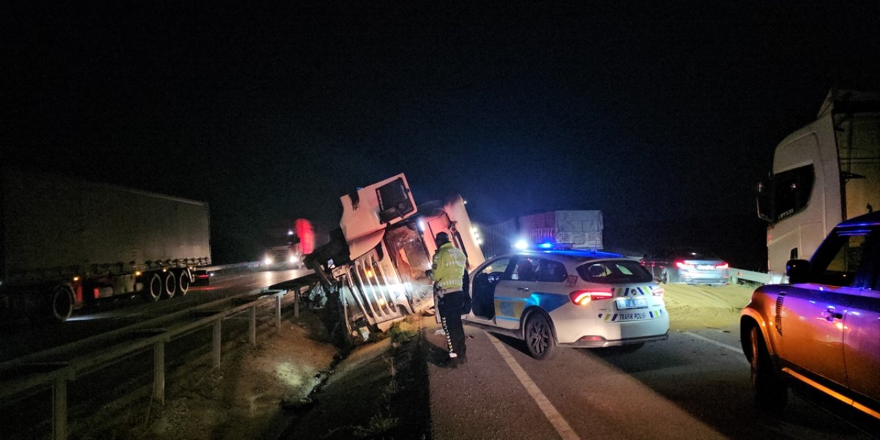 Yem yüklü TIR devrildi, trafik durdu