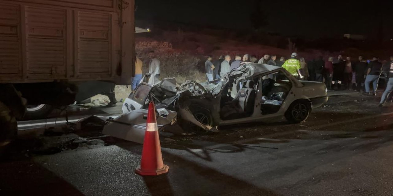 Kamyona çarpan bu otomobil 3 kişiye mezar oldu