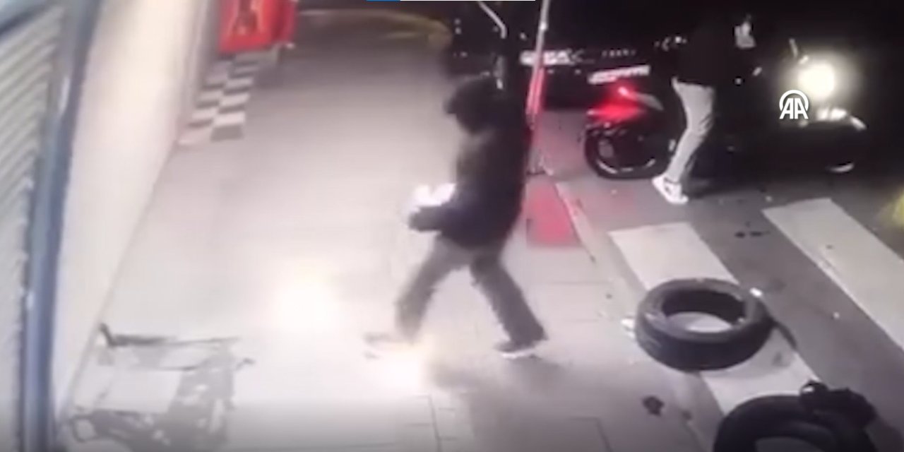 Motorla gelip bomba bıraktılar! Patlama anı kamerada