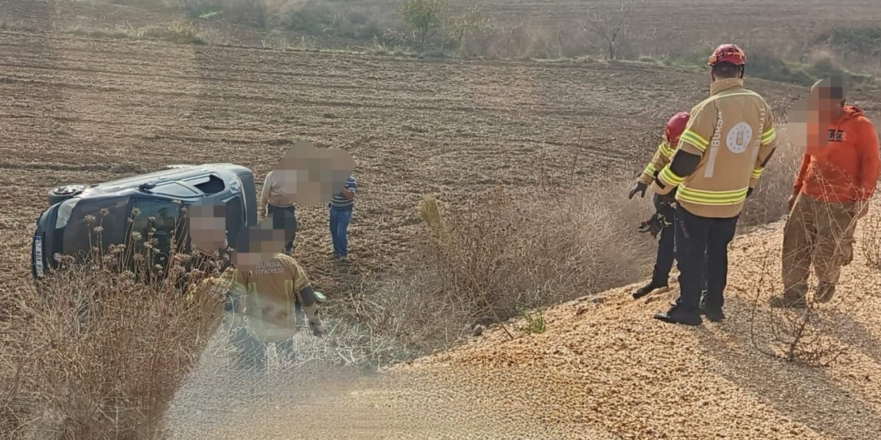 Araba sürmeyi öğrenen çift şarampole uçtu