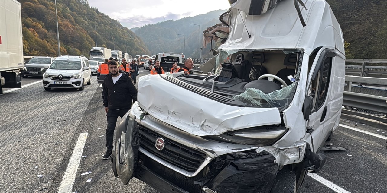 Yolcu otobüsü, TIR, panelvan çarpıştı, otoyolda trafik durdu