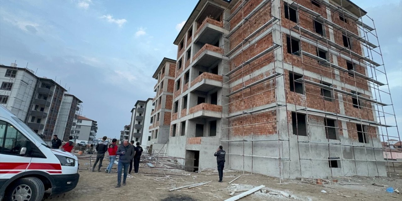 Konya'da 5 katlı inşaatın iskelesi devrildi, 2 işçi altında kaldı