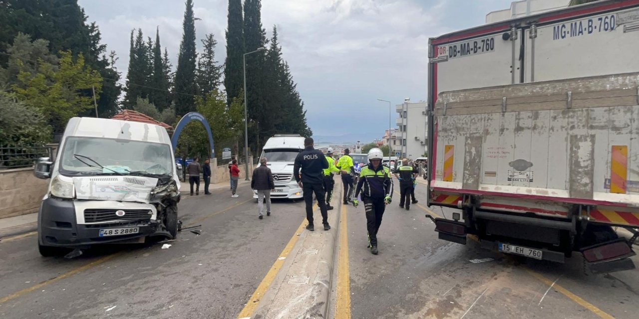 Okul servisi ile kamyon çarpıştı! 22 öğrenci yaralandı