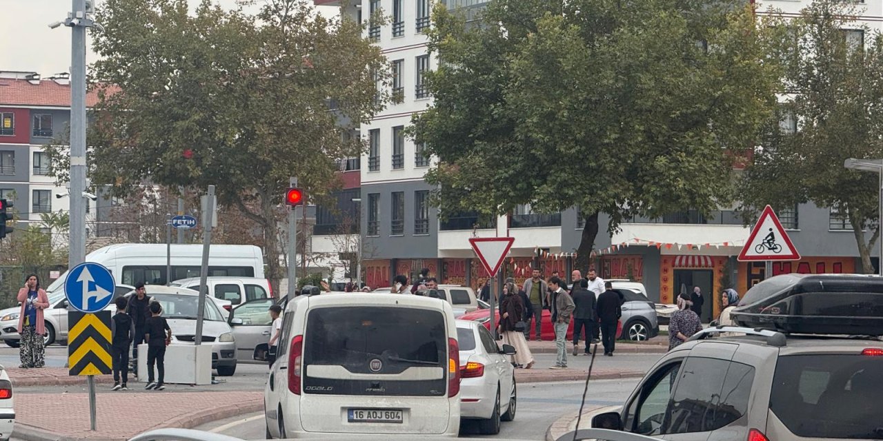 Konya’da kavşakta iki otomobil çarpıştı, ekipler yardıma koştu