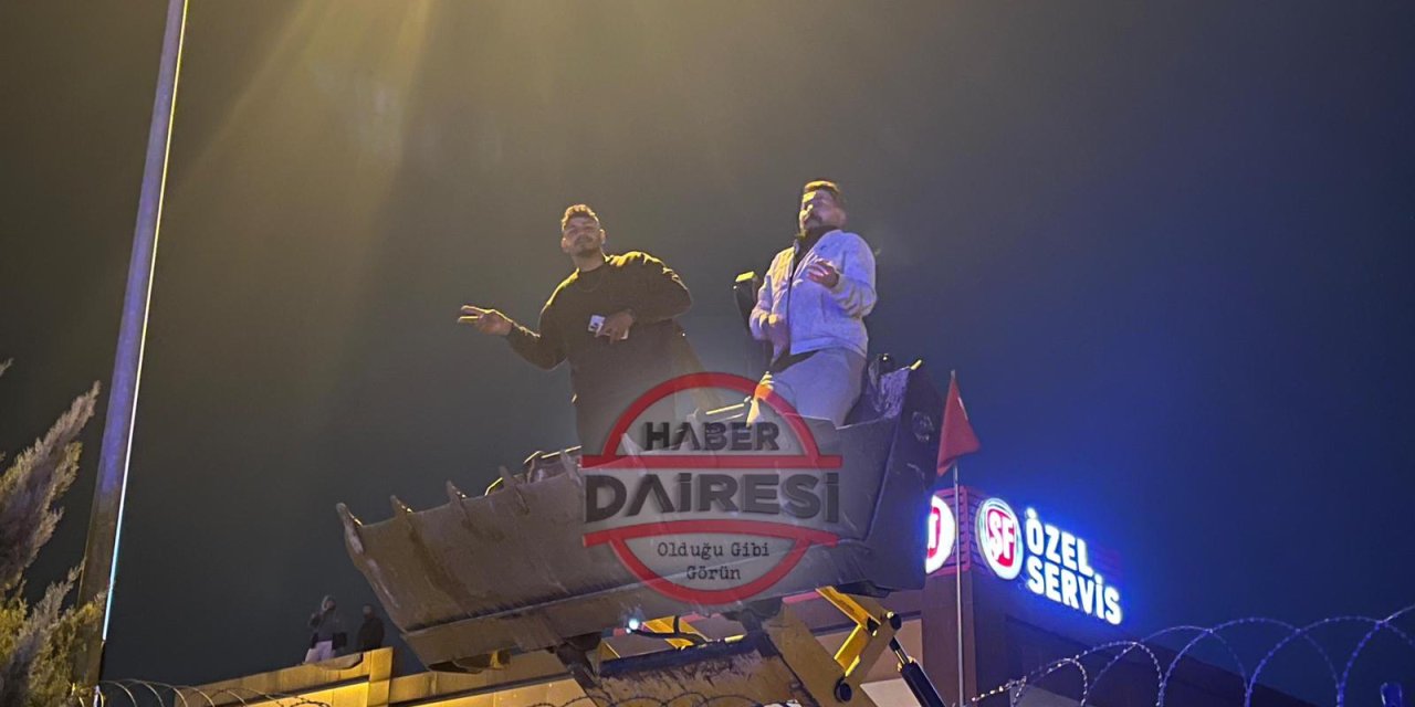 Konya’da kepçeyi Blok3 için kaldıran gençlerden havalı bakış