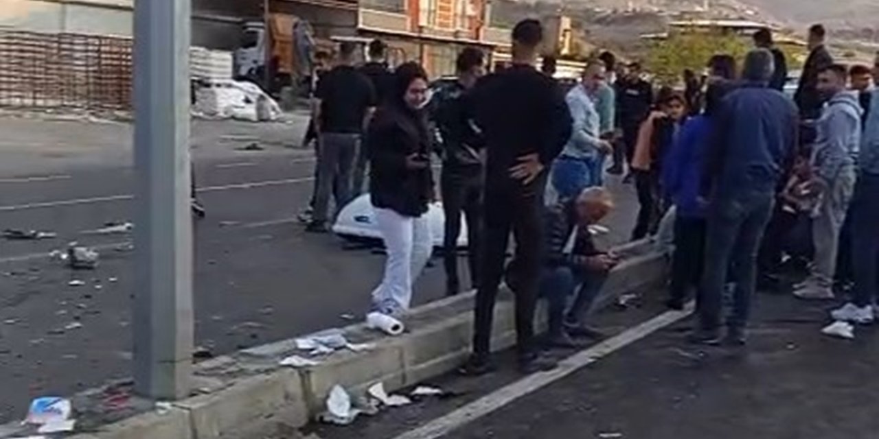 Servis minibüsü başka bir araçla çarpıştı! 13’ü çocuk 19 yaralı var