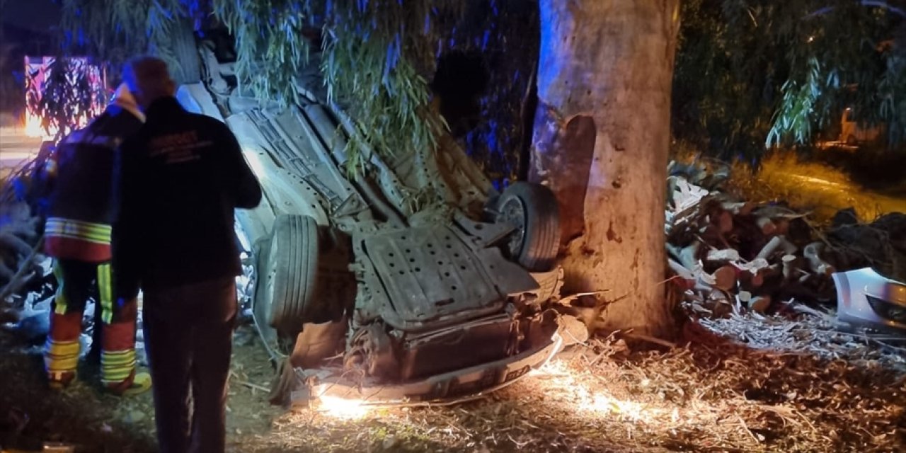 Otomobil refüje çarptı! 1 ölü, 3 yaralı