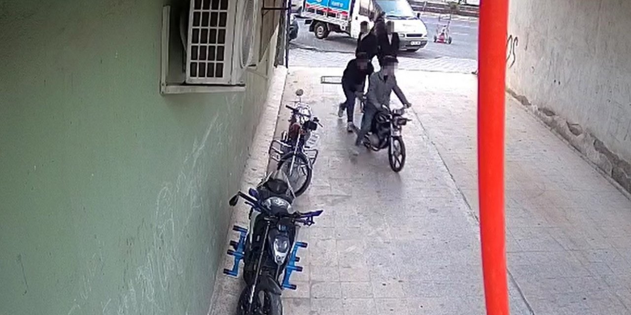 Bir motosikleti 4 kişi çaldı! Götürme anları ise pes dedirtti