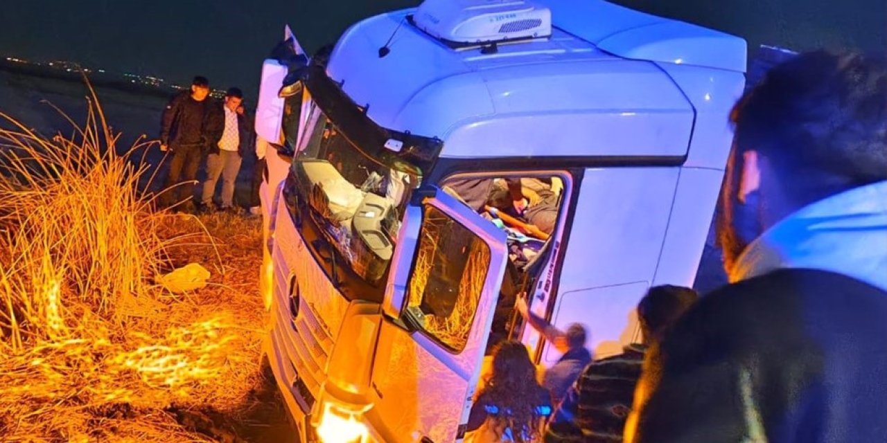 Yürekleri ağızlara getiren kaza! TIR tarlaya uçtu