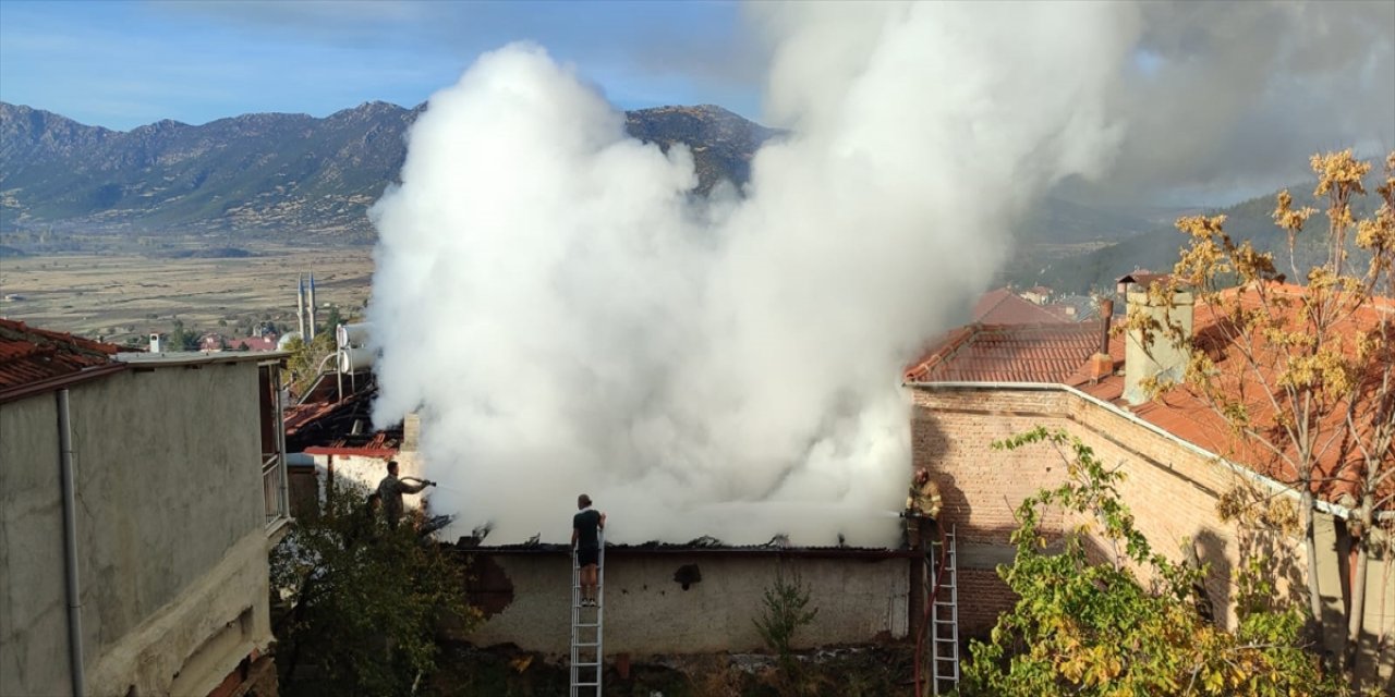Elektrik sobasından çıkan yangında 2 kişi feci şekilde can verdi