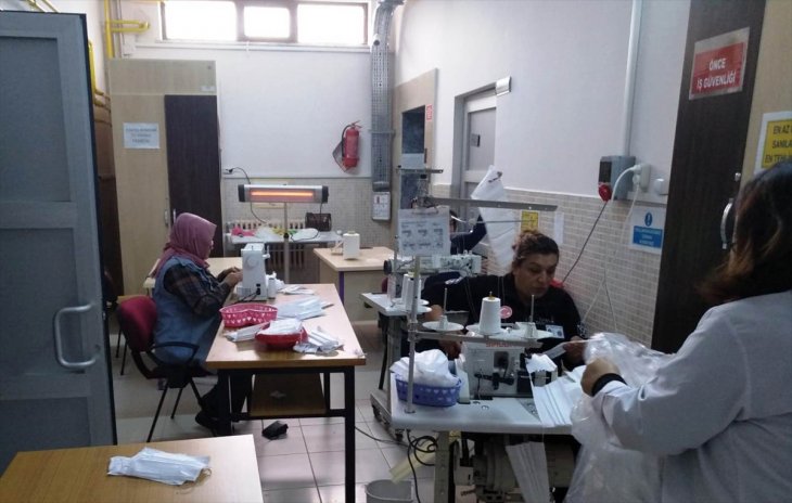 Konya'da öğretmenler Devlet Hastanesi için maske üretiyor
