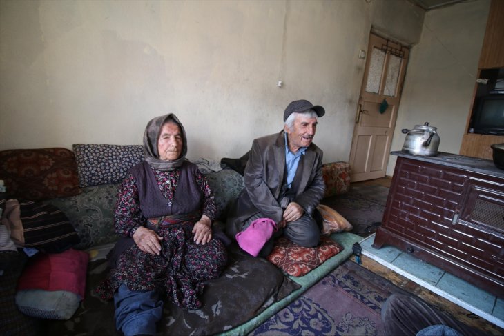Konya'da 93 yaşındaki kadın, 69 yaşındaki engelli oğluna gözü gibi bakıyor