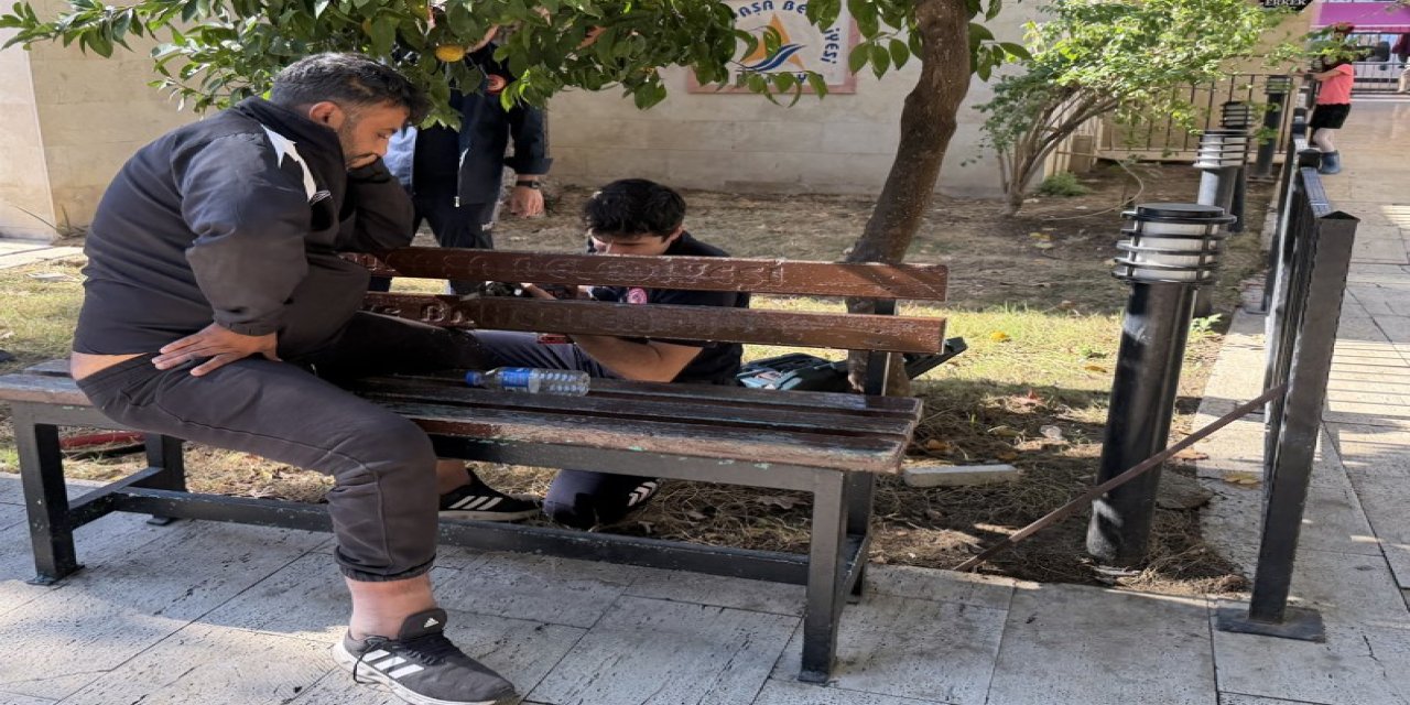 Cami avlusunda uyurken bacağından oluyordu