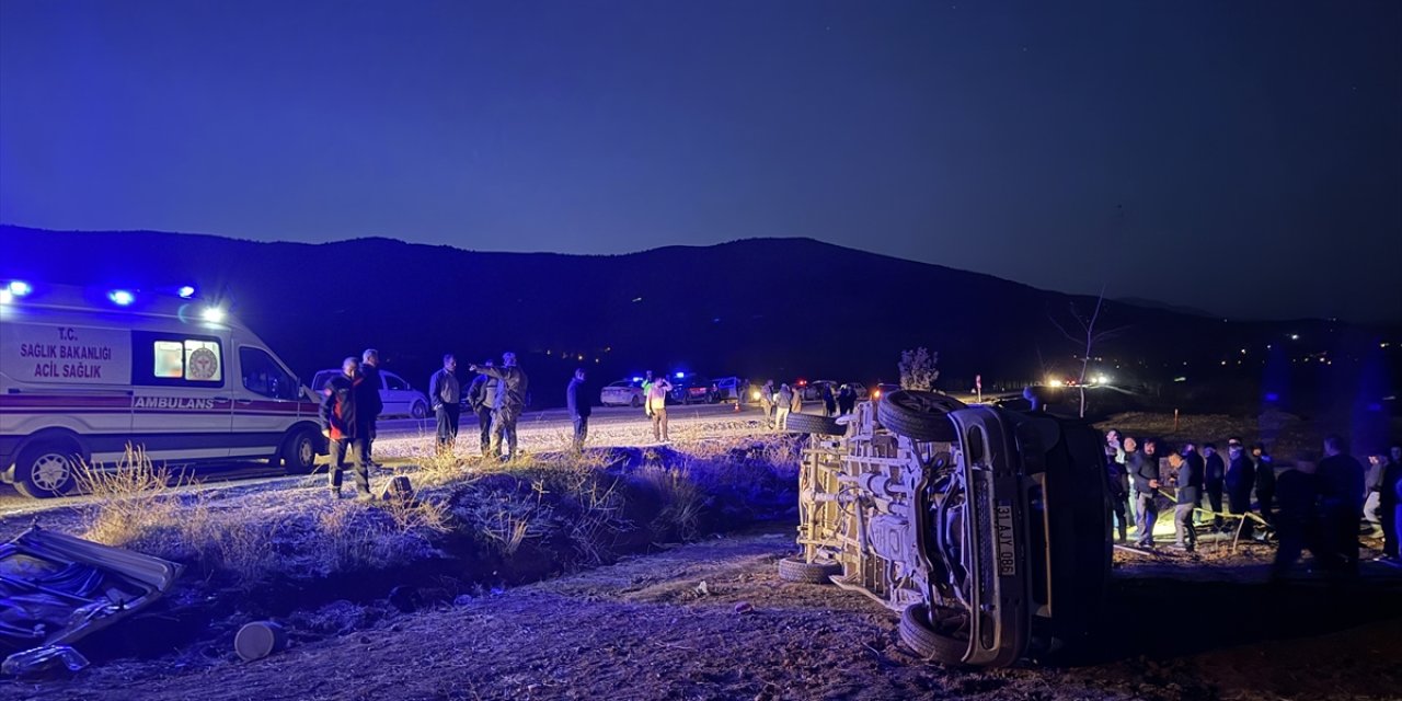 İşçileri taşıyan minibüs devrildi! 2 ölü, 7 yaralı var