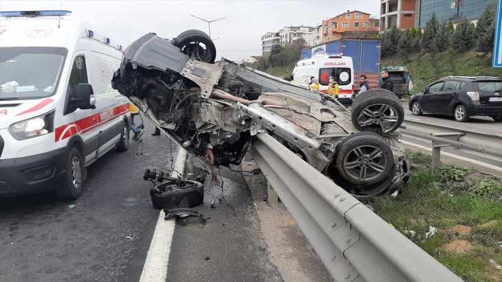 Bariyerlere çarpan otomobil bu hale geldi! Sürücü ağır yaralandı
