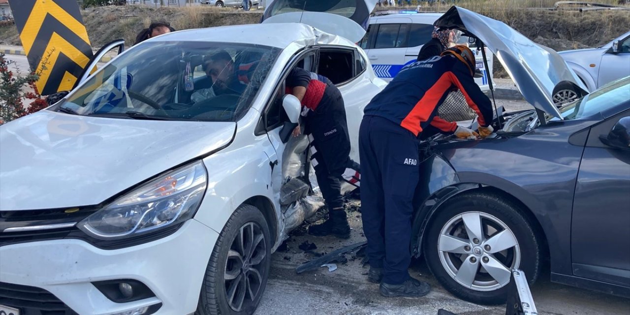 İki otomobil çarpıştı! 7 kişi yaralandı