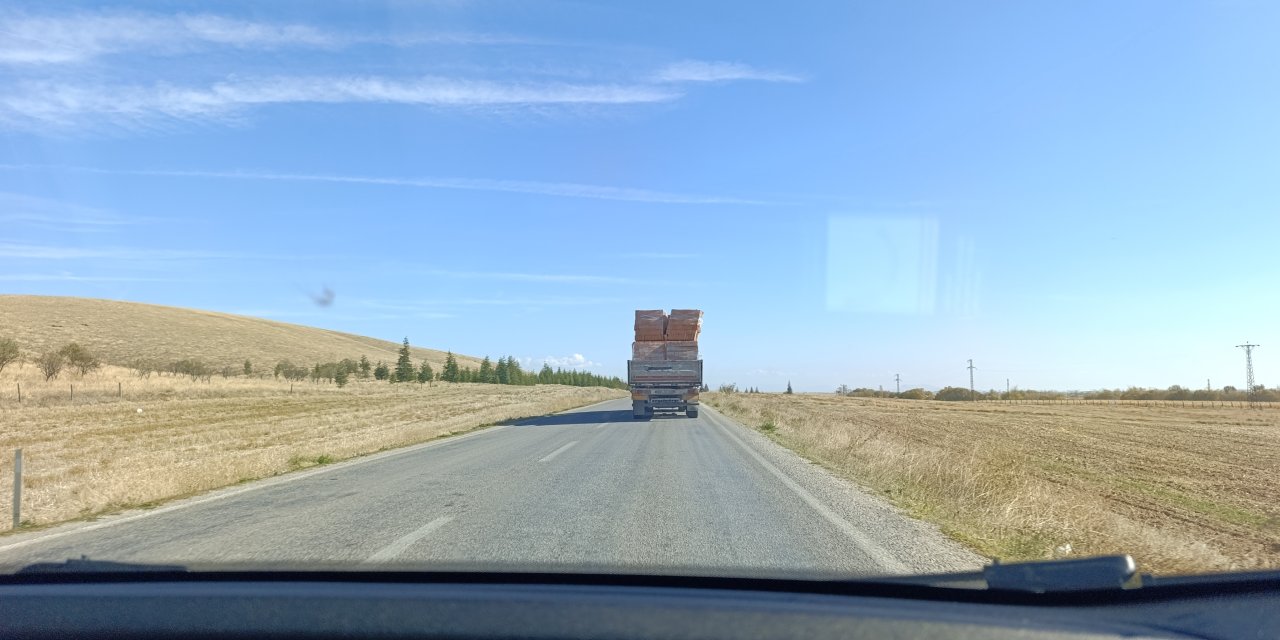 TIR’dan yola tuğlalar saçıldı! Sürücünün ihmalkarlığı “pes” dedirtti