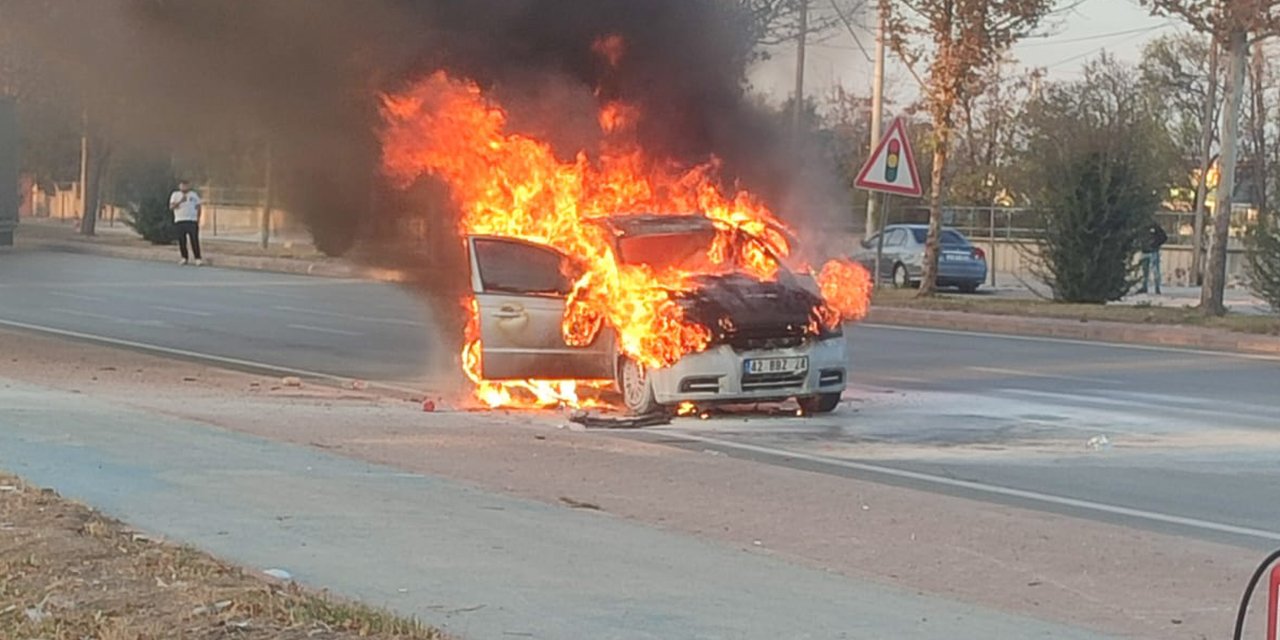 Konya seyir halindeki araç alev alev yandı! Sürücü son anda kurtuldu