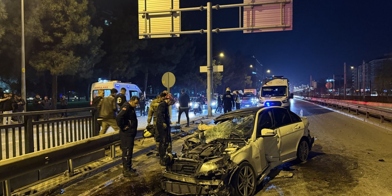 Önce trafik levhasına, sonra minibüse çarptı! 6 kişi yaralı kurtuldu