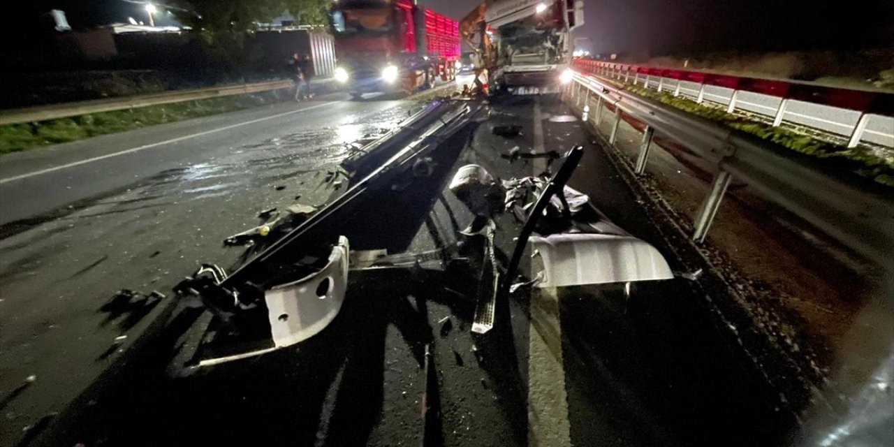 Demir yüklü TIR kamyona çarptı, kara yolu bu hale geldi