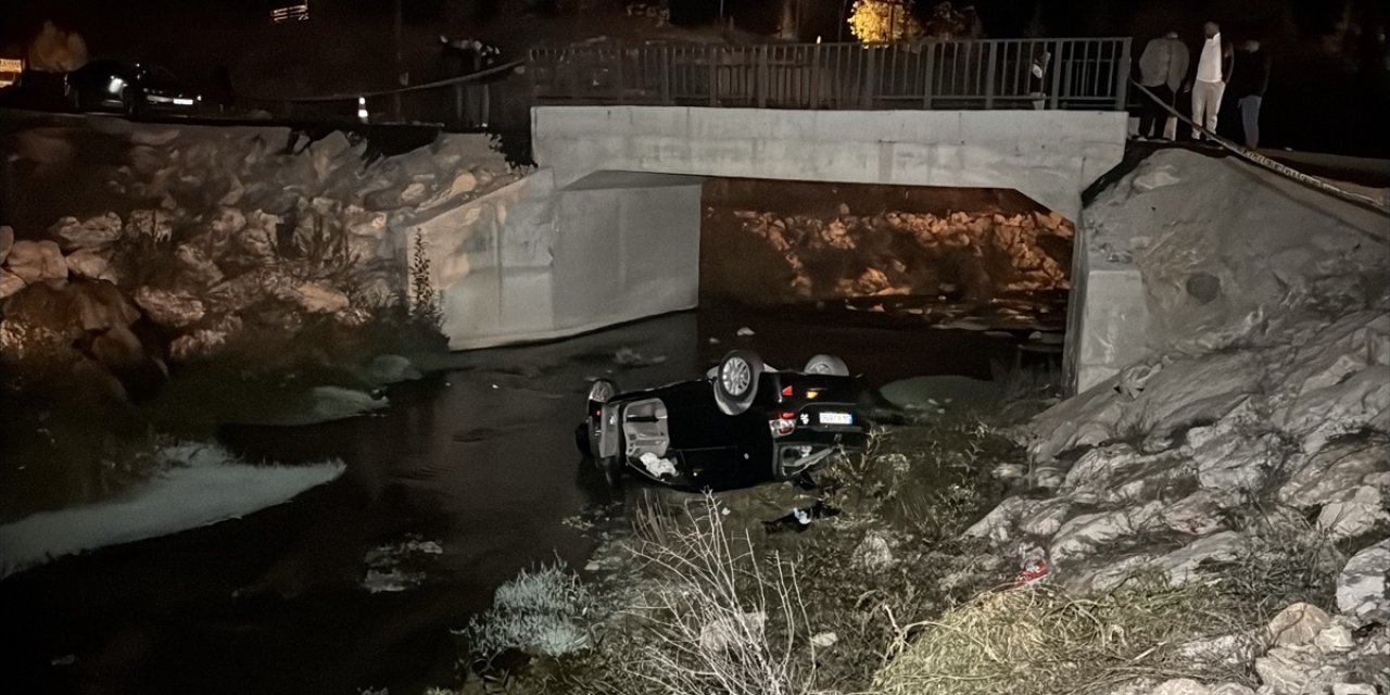 Alkollü sürücü dereye uçtu! 1 ölü, 1 yaralı var